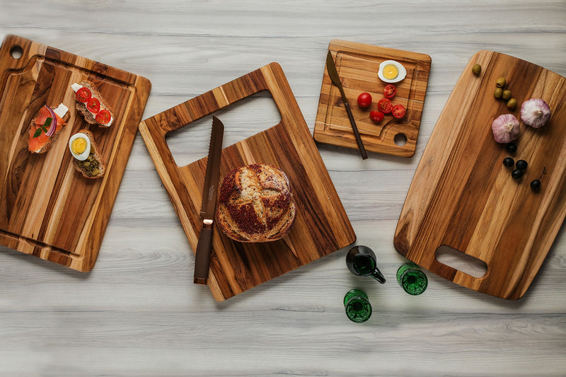 Quadratisches Schneidebrett mit Saftrinne