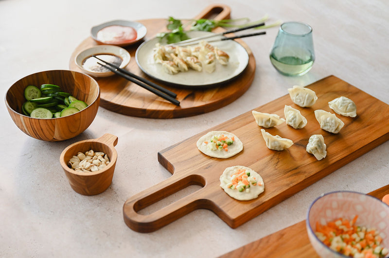 Rundes Servierbrett mit langem Griff