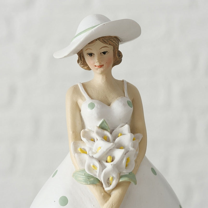 Tolle Themen Figur, Skulptur, Modell FRÄULEIN FRÜHLING, aus handbemaltem Kunststein, Farbe Weiss &amp; Creme, romantisch in Szene gesetzt, Größe 24 x 8 x 6 cm