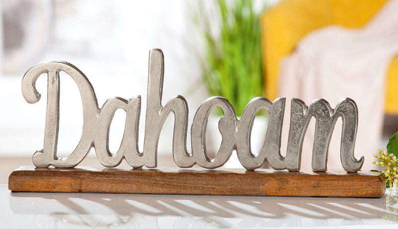 Großer edler heimatlicher Schriftzug auf Holzbase in brüniertem Aluminium, Modell: Dahoam , Maße 43 x 17 x 5 cm, Farbe Natur und Aluminium, tolle Deko fürs Cafe oder Zuhause.
