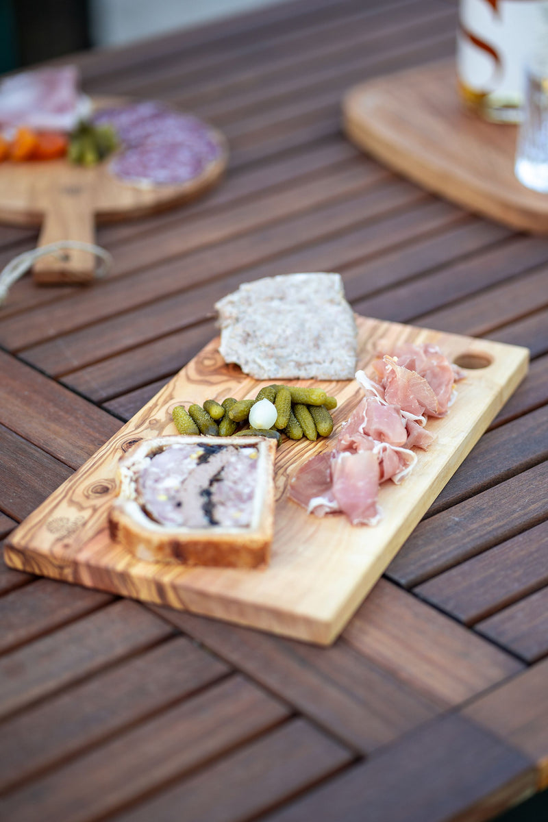 Schneidebrett mit Loch aus Olivenholz