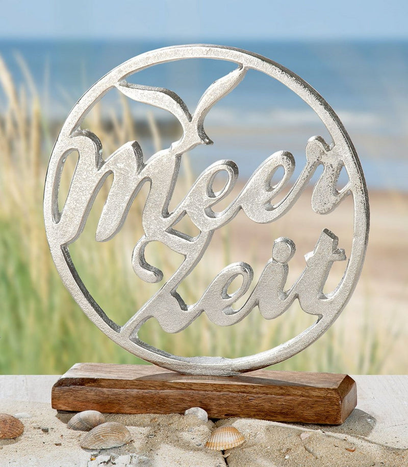 Runder edler maritimer Kreis-Schriftzug auf Mango-Holz in brüniertem Aluminium als Aufsteller, Modell: MEERZEIT , Maße 25 x 22 x 5 cm, Farbe Natur und Aluminium, tolle Deko fürs Cafe oder Zuhause