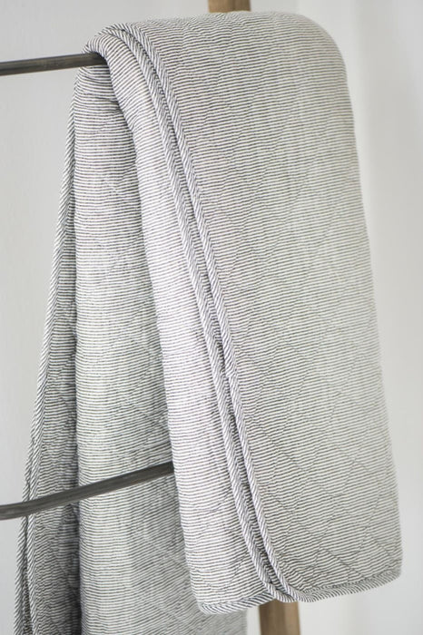 Quilt aus Baumwolle, dänischer Landhausstil, Modell NORDIC SHADOW, Tagesdecke leicht & angenehm, weiß grau, 180 x 130 cm