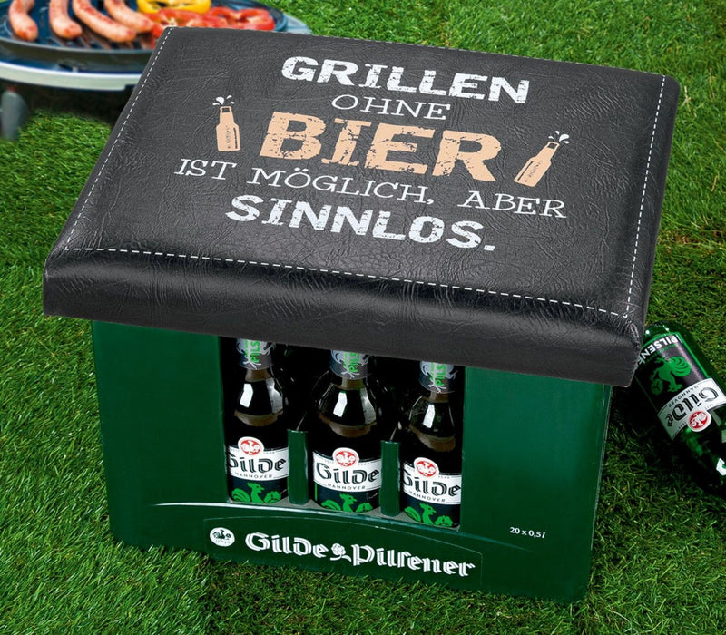 Outdoor Hocker Bierkiste, Sitzaufsatz Modell: GRILLEN OHNE BIER..., Material Kunstleder, Maße 44 x 34 x 5 cm, Farbe schwarz, ideal für Garten, Terrasse, Bar, oder einfach Zuhause.
