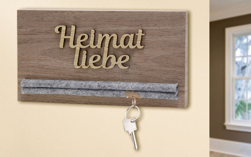 Schlüsselbrett aus Holz und Filz mit aufgesetztem Schriftzug, Thema HEIMATLIEBE , Material Holz , Farbe Natur, Schrift-Relief,  Maße 24 x 14 cm, hoher Neidfaktor