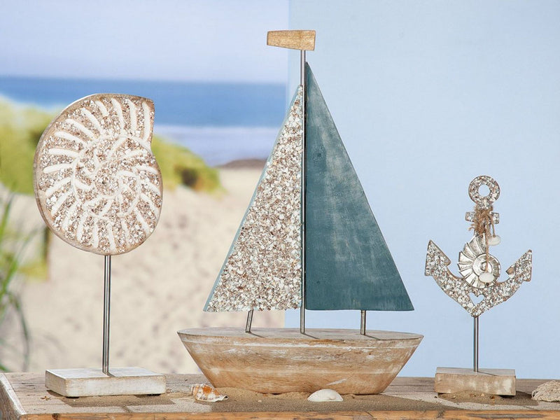 Grosse maritime Dekofigur als Muschel Aufsteller,  Modell: NAVE, Material Muschelsplitter und Holz, Maße  27 x 14 cm, Farbe natur ideal für Garten, Terrasse, Cafe, Cafeteria