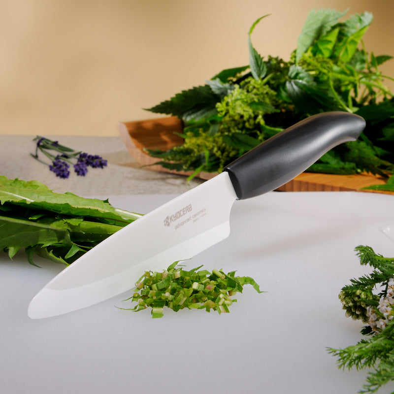 Das Kochmesser überzeugt durch sein formschönes Design und die extra hohe Schneidkraft. Klingenlänge: 18 cm