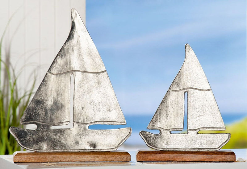 Tolle maritime Dekofigur als Segelschiff Aufsteller,  Modell: SAILING, Material Alu und Mango Holz, Maße 31 x 25 cm, Farbe natur silber, ideal für Garten, Terrasse, Cafe, Cafeteria
