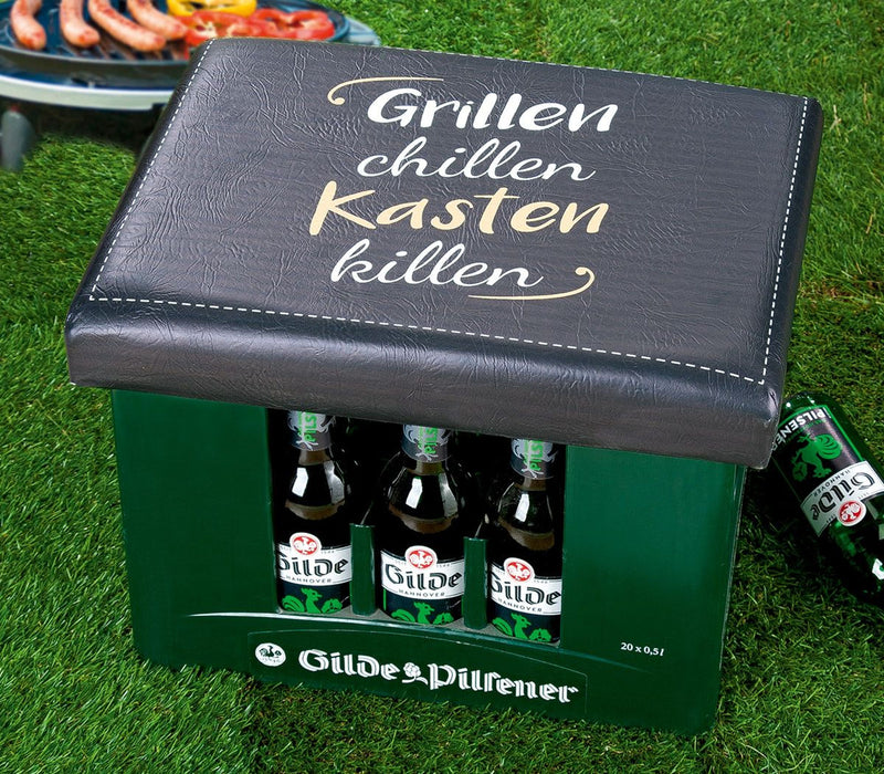 Outdoor Hocker Bierkiste, Sitzaufsatz Modell: GRILLEN CHILLEN KASTEN KILLEN, Material Kunstleder, Maße 42 x 30 x 5 cm, Farbe schwarz, ideal für Garten, Bar, Cafe, oder einfach Zuhause.