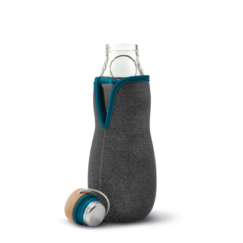 Formschöne Trinkflasche aus robustem Borosilikatglas mit auslaufsicherem Deckel aus Holzfaser.