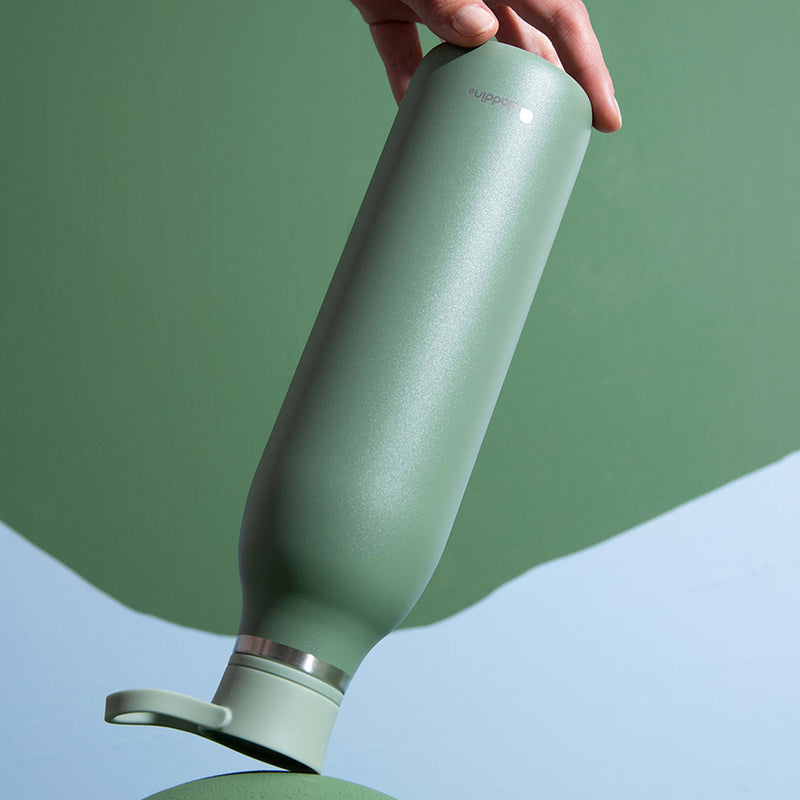 Innovatives Trinkflaschendesign aus recyceltem  eCycle®-Edelstahl von Aladdin - thermoisoliert und auslaufsicher.