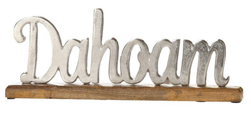 Großer edler heimatlicher Schriftzug auf Holzbase in brüniertem Aluminium, Modell: Dahoam , Maße 43 x 17 x 5 cm, Farbe Natur und Aluminium, tolle Deko fürs Cafe oder Zuhause.