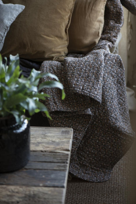 Klassischer Quilt aus Baumwolle, dänischer Landhausstil, Modell AUTUMN COZY, Tagesdecke leicht & angenehm, hoher Kuschelfaktor, braun schwarz, 180 x 130 cm, ideal für drinnen und draußen