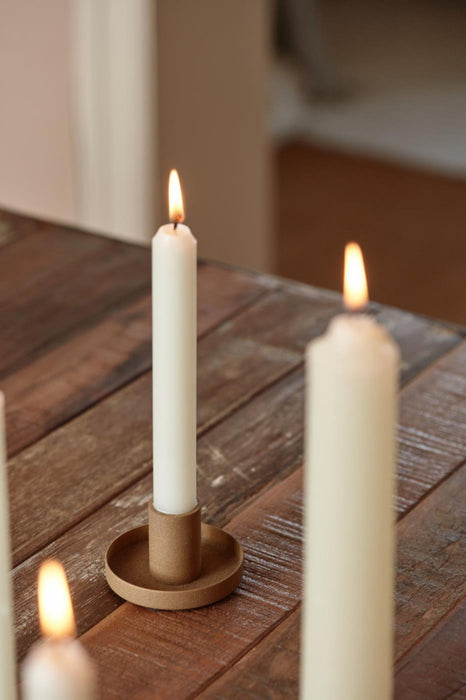 2 Stück im skandic Stil Kerzenständer bzw. Kerzenhalter, aus pulverbeschichtetem matten Eisen, 7 x 7 x 4 cm, Fassung 2,2 cm, Farbe cognac