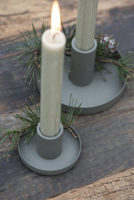 2 Stück im skandic Stil Kerzenständer bzw. Kerzenhalter, aus pulverbeschichtetem matten Eisen, 5 x 5 x 4 cm, Fassung 1,3 cm, Farbe staubig grün