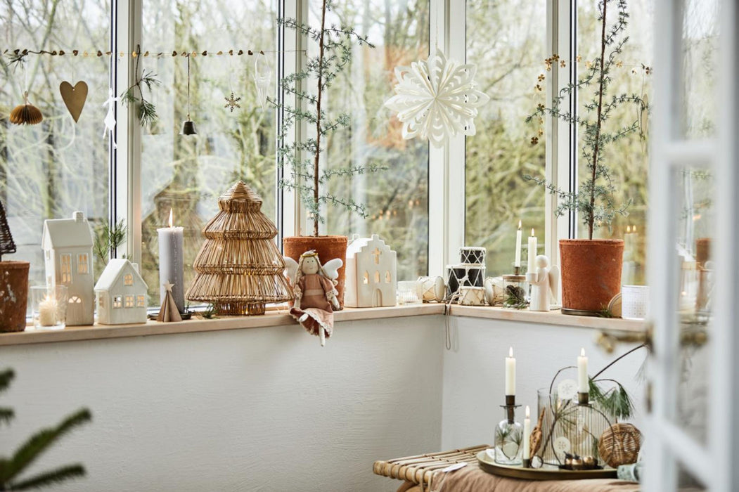 Teelichthaus im skandinavischen Stil. Modell Stillenat Slagelse, für alle Teelichter geeignet. Keramik mit gebrannten Farben, weiß, Größe 19 x 11 x 8 cm.