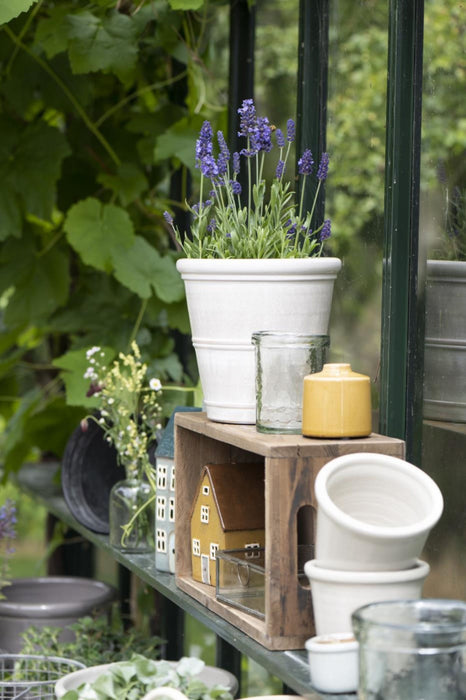 Ländliches Teelichthaus im skandinavischen Stil. Modell NYHAVN ASSENS. Rustikales Design, für alle Teelichter geeignet. Keramik mit gebrannten Farben, Ockergelb, Größe 15 x 10 x 7 cm.