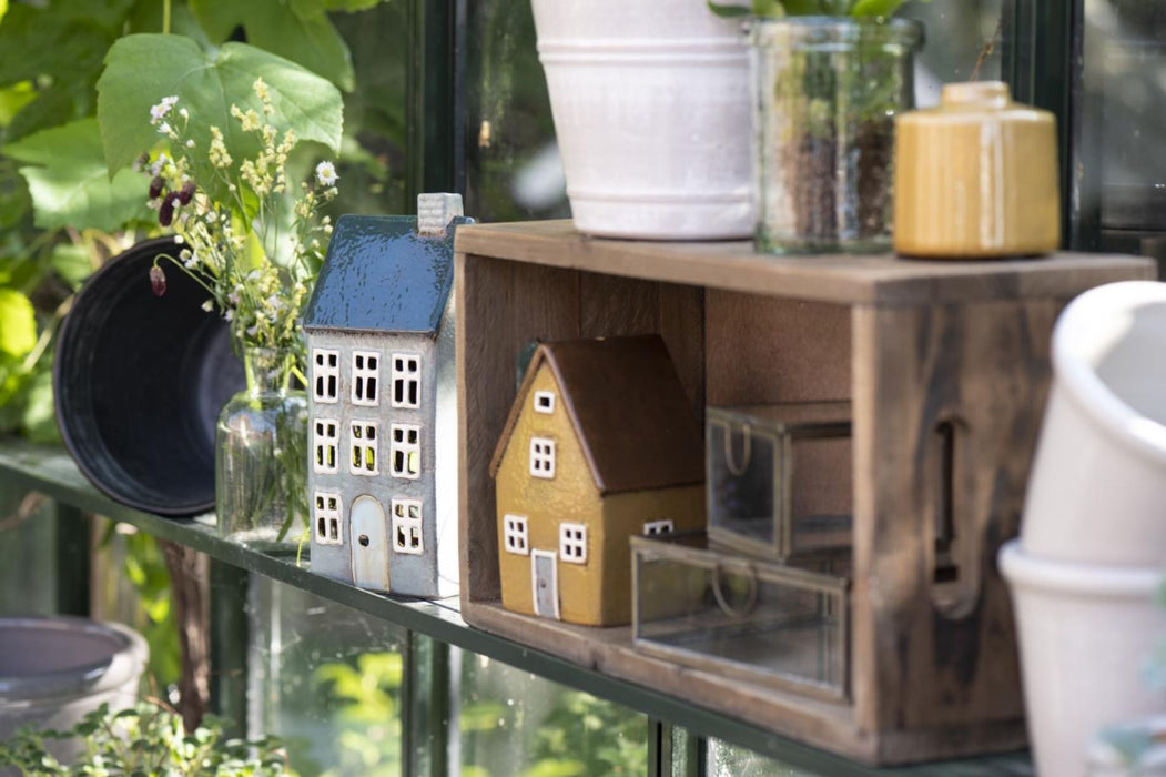 Ländliches Teelichthaus im skandinavischen Stil. Modell NYHAVN ASSENS. Rustikales Design, für alle Teelichter geeignet. Keramik mit gebrannten Farben, Ockergelb, Größe 15 x 10 x 7 cm.