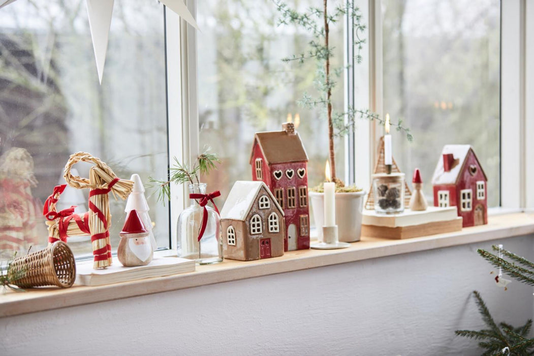 Teelichthaus im skandinavischen Stil. Modell Stillenat Apenrade, für alle Teelichter geeignet. Keramik mit gebrannten Farben, braun rot, Größe 15 x 10 x 8 cm.