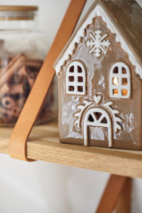 Teelichthaus im skandinavischen Stil. Modell Stillenat Gingerbread Schneekrystall, Keramik mit gebrannten Farben, braun rot, Größe 16 x 10 x 8 cm.