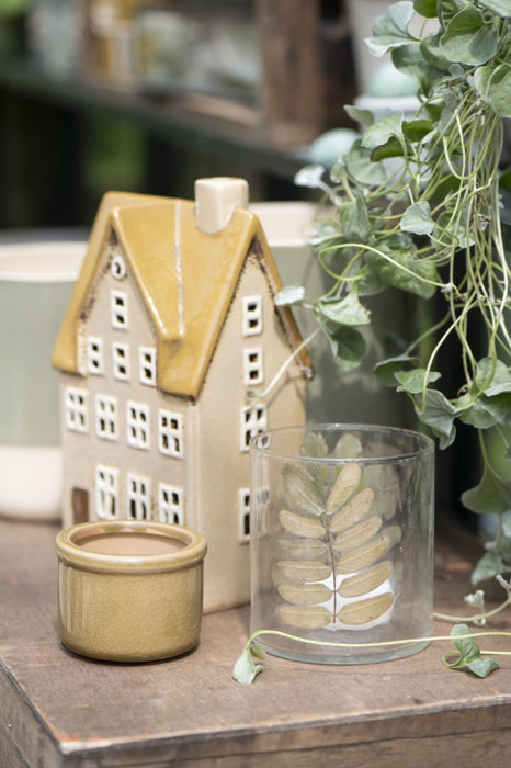 Teelichthaus im skandinavischen Stil. Modell NYHAVN KALUNDBORG, für alle Teelichter geeignet. Keramik mit gebrannten Farben, Ockergelb, Größe 20 x 10 x 7 cm.
