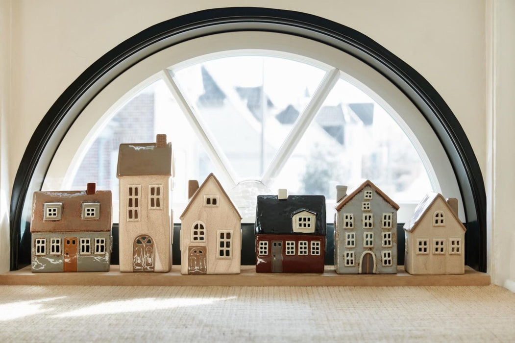 Teelichthaus im skandinavischen Stil. Modell Nyhavn 1Dachfenster, Keramik mit gebrannten Farben Dunkelrot schwarze, Größe 16 x 13 x 8 cm.