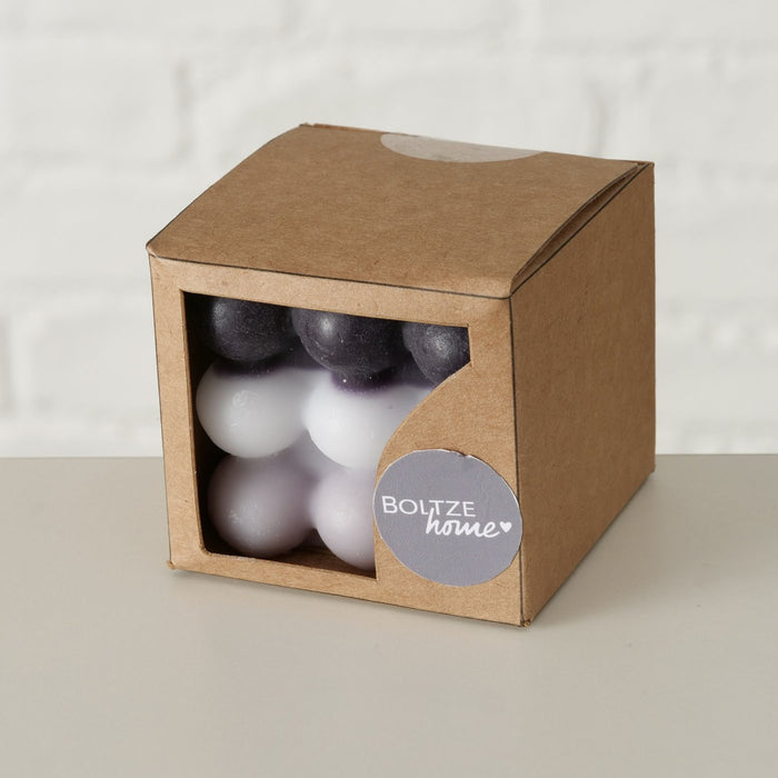 4 Stück Bubble Kerzen, Modell " SIMPLY NORDIC " , 6 x 6 x 6 cm, 15 Std. Brenndauer je Kerze. Farbe in unterschiedlicher Anordnung der Farben weiß, grau und schwarz. Hoher Neidfaktor.