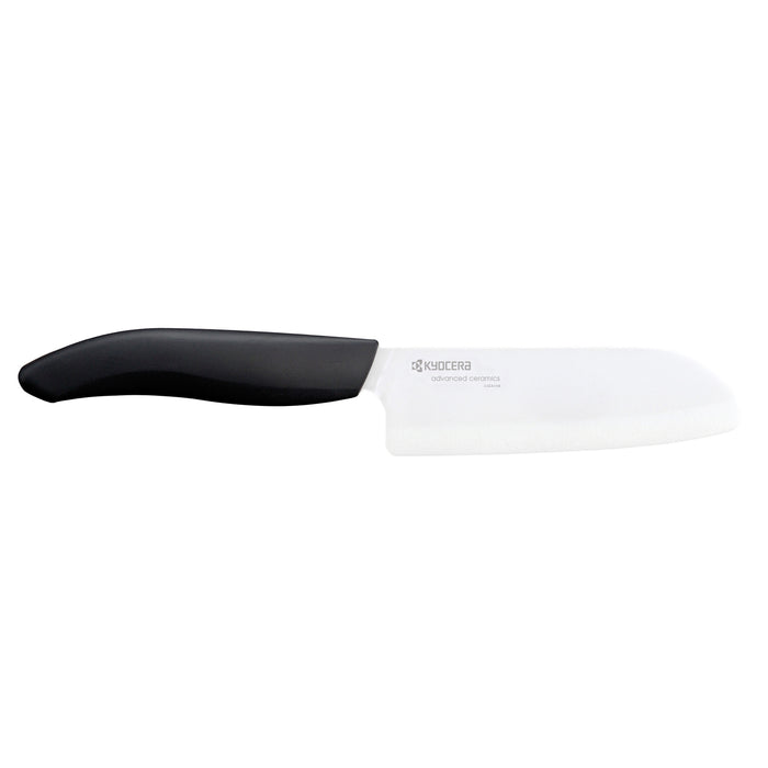 Das kleine japanische Santoku Messer mit seiner 6,7 cm breiten Klinge eignet sich perfekt für feinstes Schneiden von Obst und Gemüse. Klingenlänge: 11,5 cm