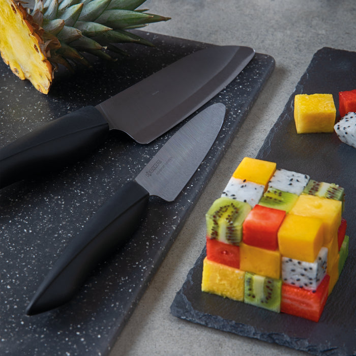 Das Obst- und Gemüsemesser der SHIN Serie mit der ultrascharfen, schwarzen Keramikklinge (Z212) gleitet durch Obst und Gemüse mit einer unglaublichen Leichtigkeit. Klingenlänge: 11 cm
