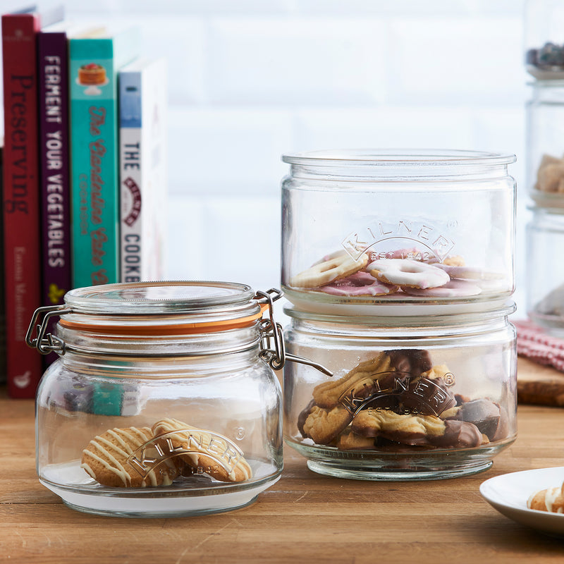 Praktische Aufbewahrung von Lebensmitteln auf drei Ebenen