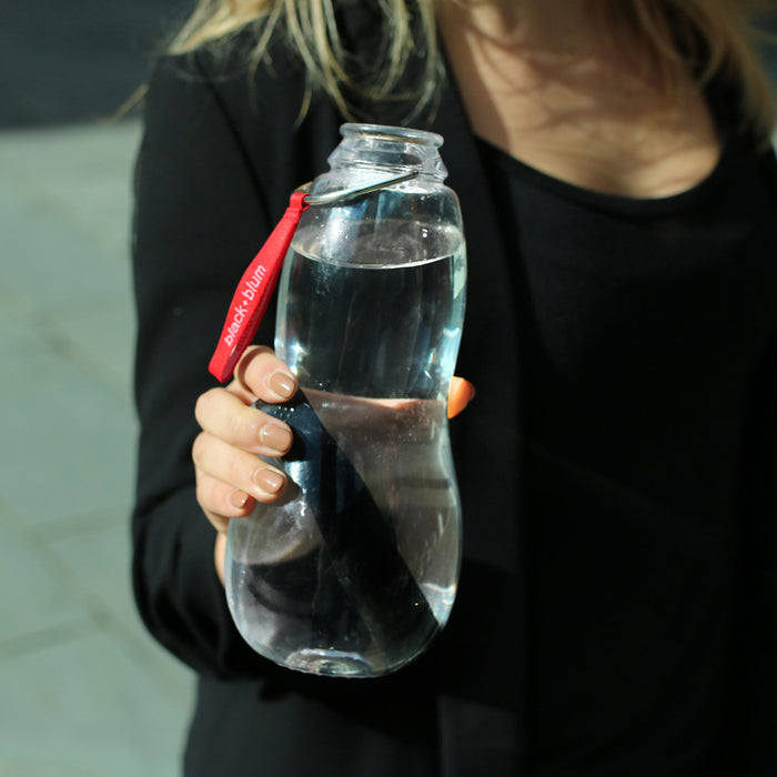 die EAU GOOD Flasche vereint gesundes Wasser und stylisches Design - wiederauffüllbare Flasche aus hochwertigem Tritan mit Aktivkohlefilter