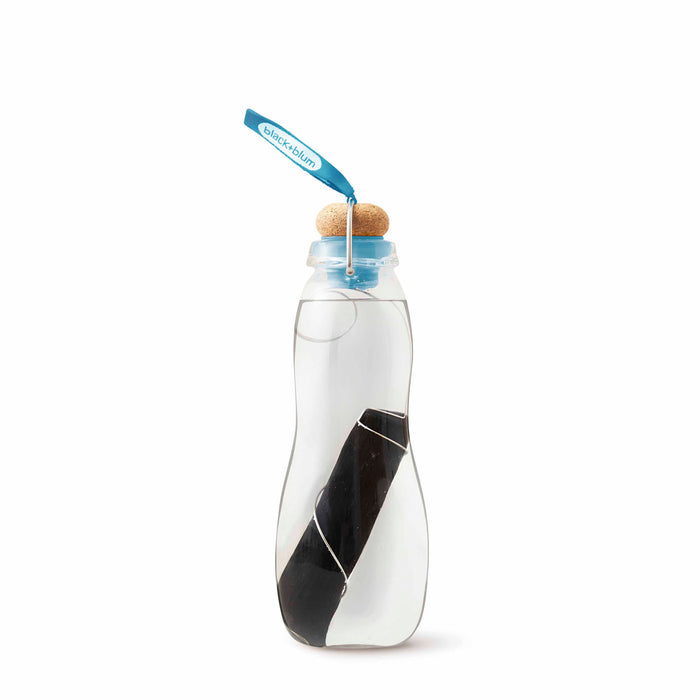 Formschöne, organische Glasflasche mit Aktivkohle Filter.