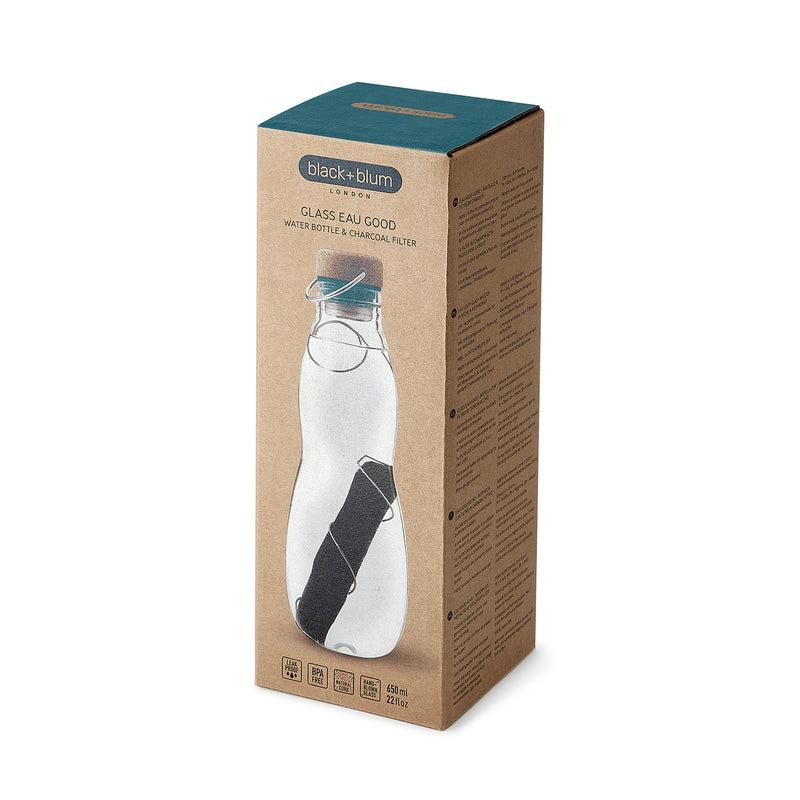 Formschöne Trinkflasche aus robustem Borosilikatglas mit auslaufsicherem Deckel aus Holzfaser.